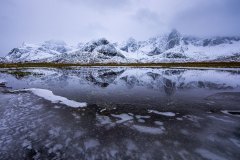 Eis und Berglandschaft bei Flakstad