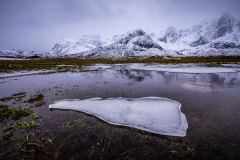 Eis und Berglandschaft bei Flakstad