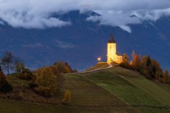 Slowenien, Jamnik, Kirche St Primus im  Sonnenaufgang