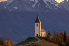 Slowenien, Jamnik, Kirche St Primus im  Sonnenaufgang