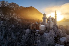 Schloss Neuschwanstein zum Sonnenuntergang im Winterkleid