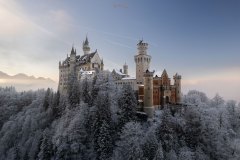 Schloss Neuschwanstein zum Sonnenuntergang im Winterkleid