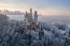 Schloss Neuschwanstein zum Sonnenuntergang im Winterkleid