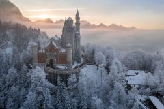 Schloss Neuschwanstein zum Sonnenuntergang im Winterkleid
