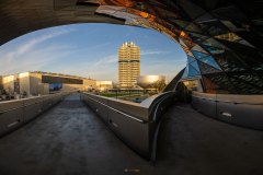 BMW Welt München mit dem BMW Museum im letzten Licht