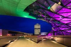BMW Welt München mit dem BMW Museum in der blauen Stunde