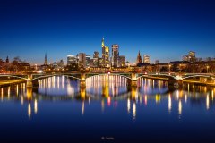 Frankfurt am Main, Blick von der Flößer Brücke zur blauen Stunde