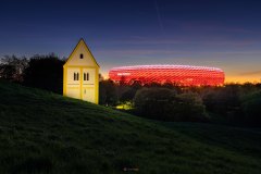 Allianz Arena München mit Kirche vom Müllberg