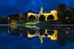 Die Bavaria zur Blauen Stunde, an der Theresienwiese.