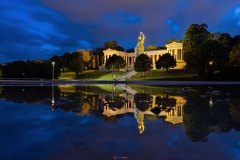 Die Bavaria zur Blauen Stunde, an der Theresienwiese.