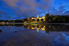 Die Bavaria zur Blauen Stunde, an der Theresienwiese.