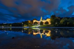 Die Bavaria zur Blauen Stunde, an der Theresienwiese.