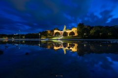 Die Bavaria zur Blauen Stunde, an der Theresienwiese.